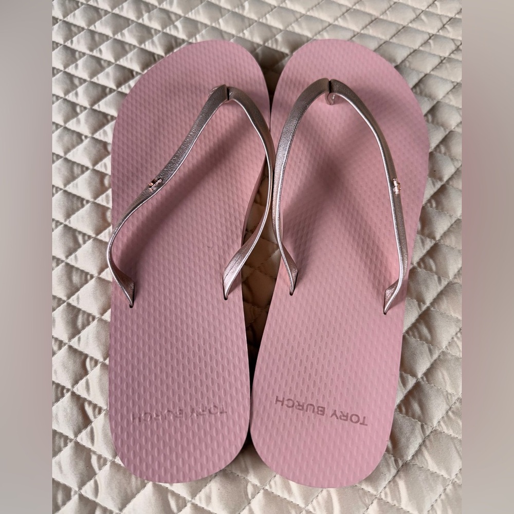 Tory Burch Logo Metallic Rose Gold Flip Flops, Size 8 - Picture 5 of 7